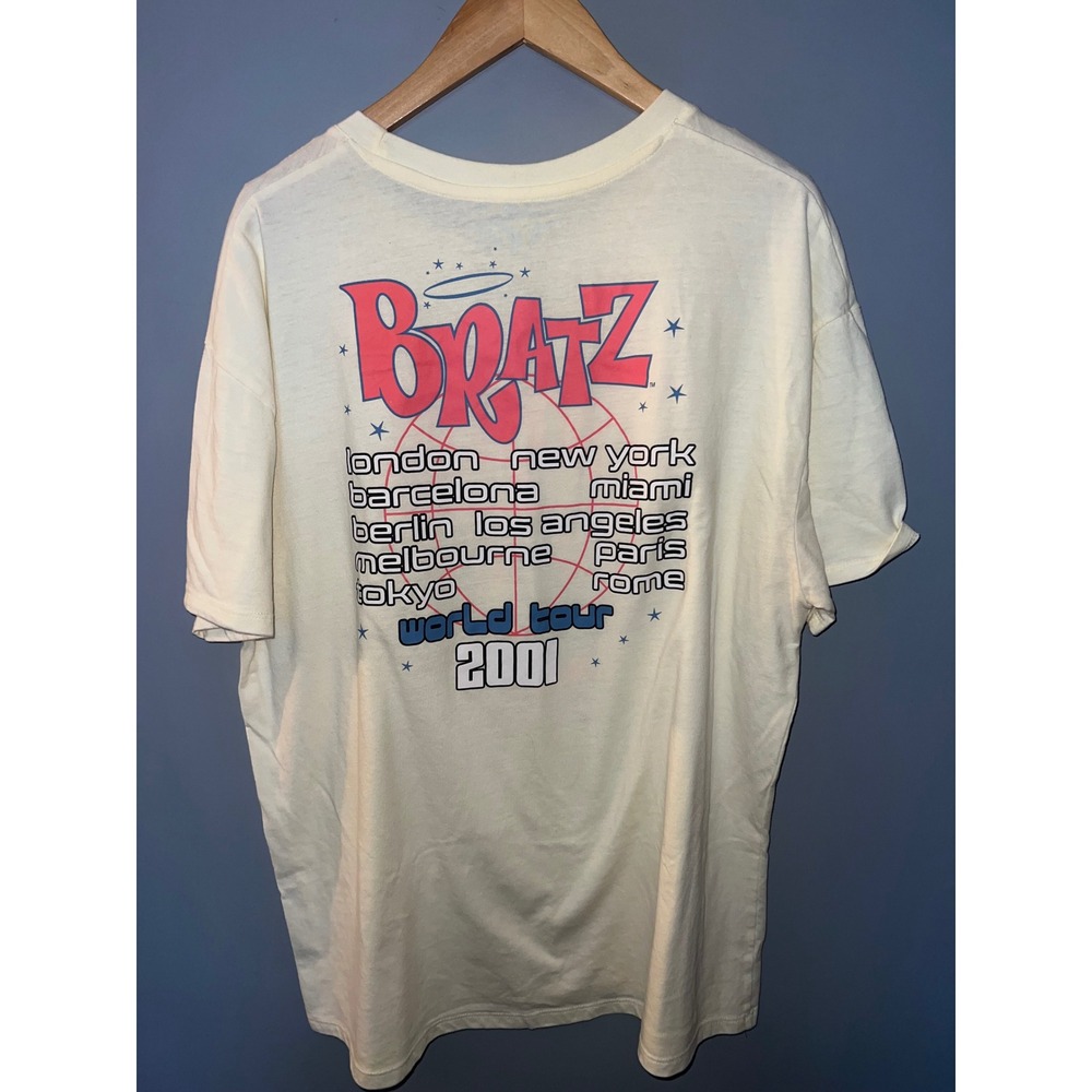 Bratz World Tour 2001 Graphic T-Shirt Cream XL MGA Entertainment Y2K Aesthetic - Picture 3 of 5